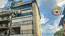 Esplosione nel tardo pomeriggio a Collegno: un condominio devastato dalle fiamme, paura e soccorsi in corso