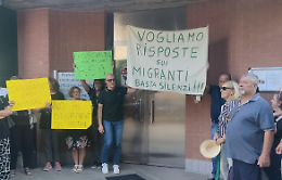 Casa Chantal: il sindaco si nasconde, la piazza esplode davanti a un Comune sbarrato
