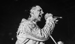 Cosmo accusa: “Genocidio sotto gli occhi del mondo”. La musica diventa militanza