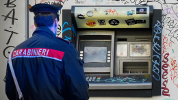 Rapina shock: armati al bancomat, via con il bottino