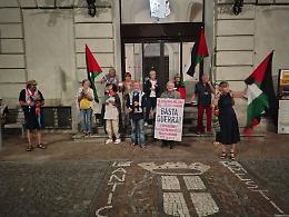 Ivrea diserta il silenzio per Gaza: piatti, mestoli e bandiere sotto il municipio
