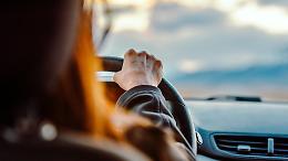 Aggredita e rapinata in pieno giorno: le portano via l’auto con la forza  a Torino