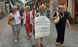 “Stop genocidio”: la scritta che manca sul municipio di Ivrea