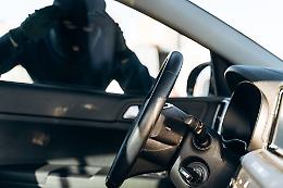 Scippano l’auto a una donna in via Cibrario: caccia a due uomini