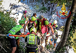  Paura nel Sangone, ragazzo ferito e bloccato nell'acqua: salvato dai sommozzatori