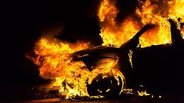 Castellamonte, incendio nella notte sulla provinciale: Mercedes ibrida in fiamme