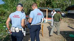 Blitz a Mirafiori contro i camper dei nomadi: partiti i sequestri nel parcheggio Caio Mario