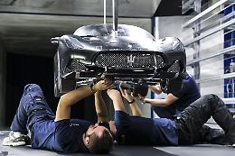 Addio Maserati a Mirafiori: la fabbrica chiude tra sorrisi amari e silenzi pesanti