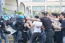 Torino a ferro e fuoco: chiesti arresti per 17 manifestanti. Poliziotti feriti, McDonald’s devastato, città sotto assedio