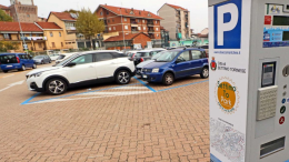 A Settimo Torinese neanche ad agosto si parcheggia gratis. Ma tranquilli: è “per il commercio”