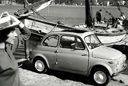 FIAT 500, la piccola meraviglia che ha fatto sognare l’Italia: storia di un’auto diventata famiglia, libertà, futuro