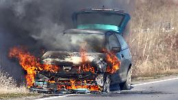 Auto in fiamme a Poirino all’alba: automobilista in salvo per miracolo