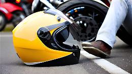 Schianto sfiorato a Leinì: motociclista si lancia a terra per evitare l’impatto
