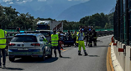 Tragedia sulla A32: pensionato imbocca l’autostrada contromano e causa uno schianto mortale. Muore la moglie, due feriti