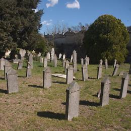 Striscione antifascista all'ingresso del cimitero ebraico... Provocazione?