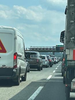 Schianto tra Porsche e Skoda sull’A5: auto si ribalta, quattro feriti e traffico paralizzato