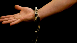 Medico e sacerdote arrestati per pedopornografia: indagini sotto copertura smascherano una rete nel Dark Web