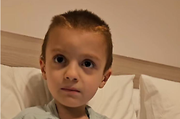 “Vola amore. Ora sei libero”: addio ad Alessandro, il piccolo guerriero di Caselle che ha insegnato al mondo cosa significa vivere davvero
