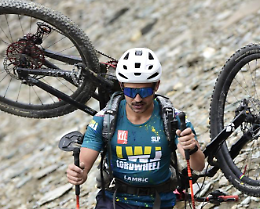 Conquista l’Everesting più estremo del mondo con 9 cime, 8.996 metri e una bici sulle spalle