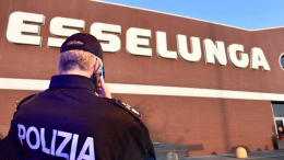 Rubavano ogni giorno merce da 2.000 euro all’Esselunga: denunciati quattro dipendenti