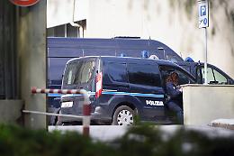 Detenuto tenta di soffocare agente a Torino