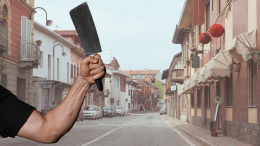 Panico a Brandizzo: 56enne con mannaia semina il panico in centro