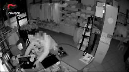 Colpo in un negozio di bimbi a Torino: ladro riconosciuto per tatuaggio e alopecia