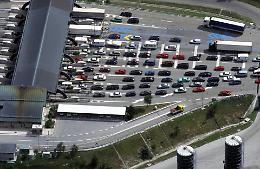 Camper si ribalta in galleria, traffico impazzito sulla A32