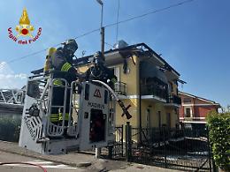Fiamme sul tetto, palazzina bifamiliare devastata