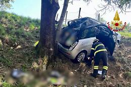 Lancia Y contro un albero: donna incastrata e trasportata in elisoccorso