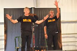 Marco & Mauro: 40 anni di risate e complicità sul palco (VIDEO)
