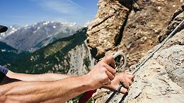 Cade sulla via ferrata e muore a 82 anni, la tragedia in montagna davanti al figlio