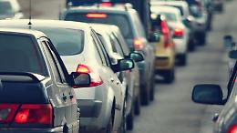 Ponte Chiusella, lavori senza fine: senso unico fino a dicembre e un’altra estate di code