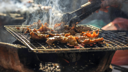 Ferragosto: grigliata con legna certificata e carne comprata in valle. Ma chi lo fa davvero?