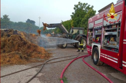 Maxi incendio di rotoballe alle porte di Giaveno: fiamme alte e intervento massiccio dei Vigili del Fuoco