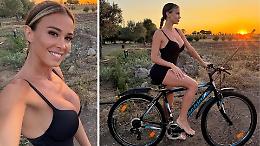 Diletta Leotta, pedalata senza regole: tutina bollente, piedi nudi e collier da oltre mille euro