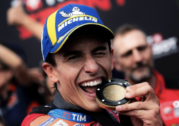 La sfiga corre in Ducati: Bagnaia ancora ko, Marquez vola