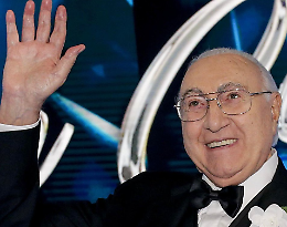 L'ultimo saluto a Pippo Baudo: camera ardente al Teatro delle Vittorie e funerali nella sua Militello