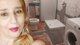 Bagno distrutto, lavori fermi e vita d’inferno: Maddalena prigioniera nel degrado di vicolo dell’Ospedale 9