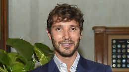 Affari Tuoi riparte in anticipo: De Martino sfida Gerry Scotti con il nuovo “pacco nero”