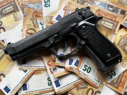 Estorsione in famiglia: ruba la pistola e chiede denaro per restituirla