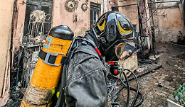 Otto squadre dei Vigili del Fuoco in azione per domare l’incendio divampato in una palazzina a Torino