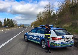 Un motociclista britannico scivola sulla bretella Ivrea–Santhià: paura ad Albiano, ma finisce in codice verde