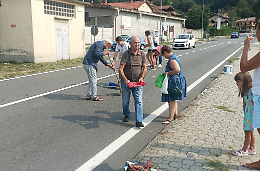 Chiodi e viti sull’asfalto a Castellamonte: cittadini eroi per un giorno