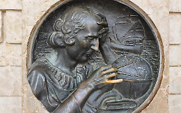 Il mignolo di Colombo porta fortuna: il rito discreto di Piazza Castello