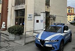 Va in questura per chiedere un’informazione, scoprono che è irregolare con precedenti e lo espellono immediatamente