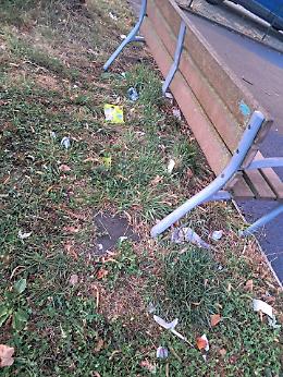 Baby vandali al parco giochi: falò, vetri rotti e mozziconi tra gli scivoli dei bambini