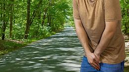 Si ferma per fare pipì e precipita in un burrone