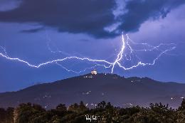 Fulmini su Superga, la tempesta elettrica immortalata da Valerio Minato