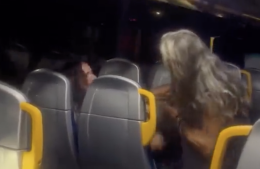 Paura sul bus per Pinerolo: brandisce un taglierino, minaccia l’autista e tenta di rapinare una passeggera (VIDEO)